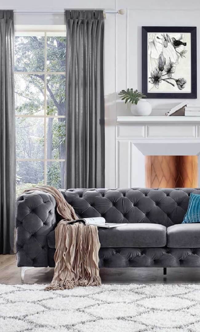 O sofá capitonê cinza traz um toque sofisticado para a sala de estar