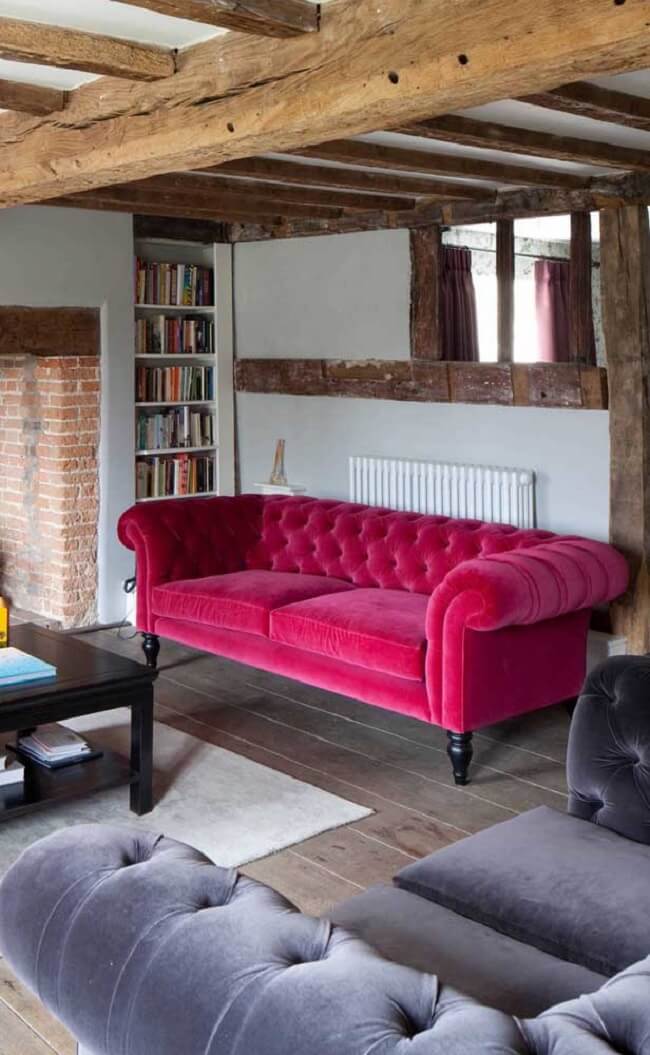 O sofá capitonê moderno em veludo vermelho e pura elegância