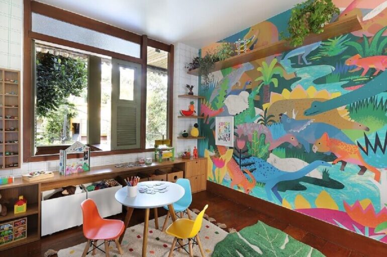 Papel de parede infantil colorido para decoração de brinquedoteca planejada Foto Leonardo Costa para MOOUI
