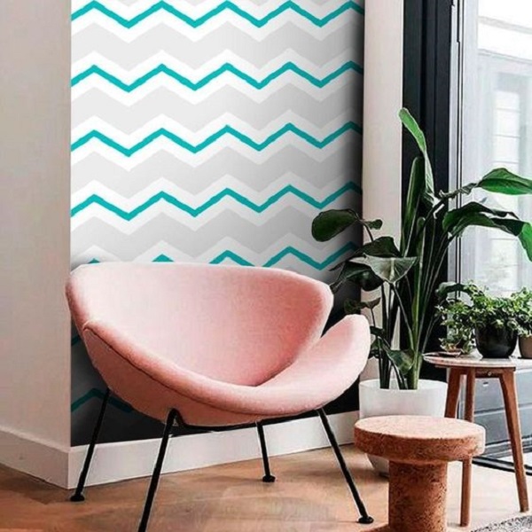 Papel de parede verde agua e cinza para sala de estar com poltrona rosa