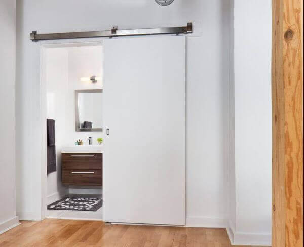 Porta branca de correr para banheiro no quarto moderno