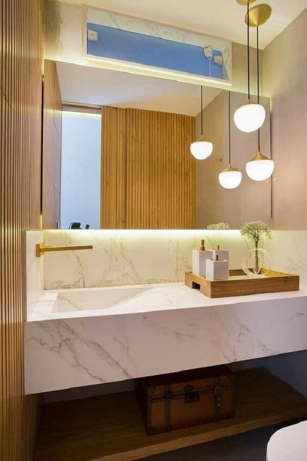 Porta de madeira para banheiro com espelho de led e bancada de mármore 