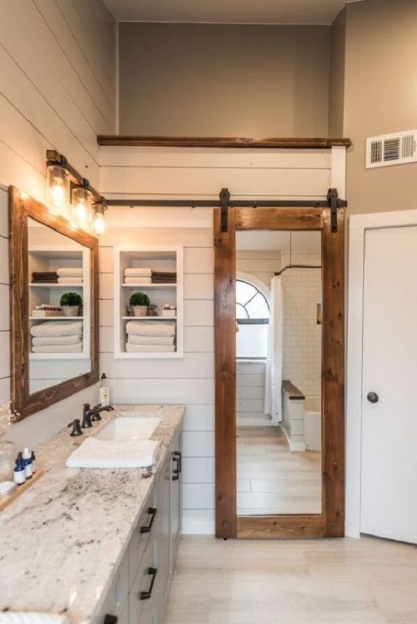 Porta de madeira para banheiro na cor branca com espelho e moldura rustica