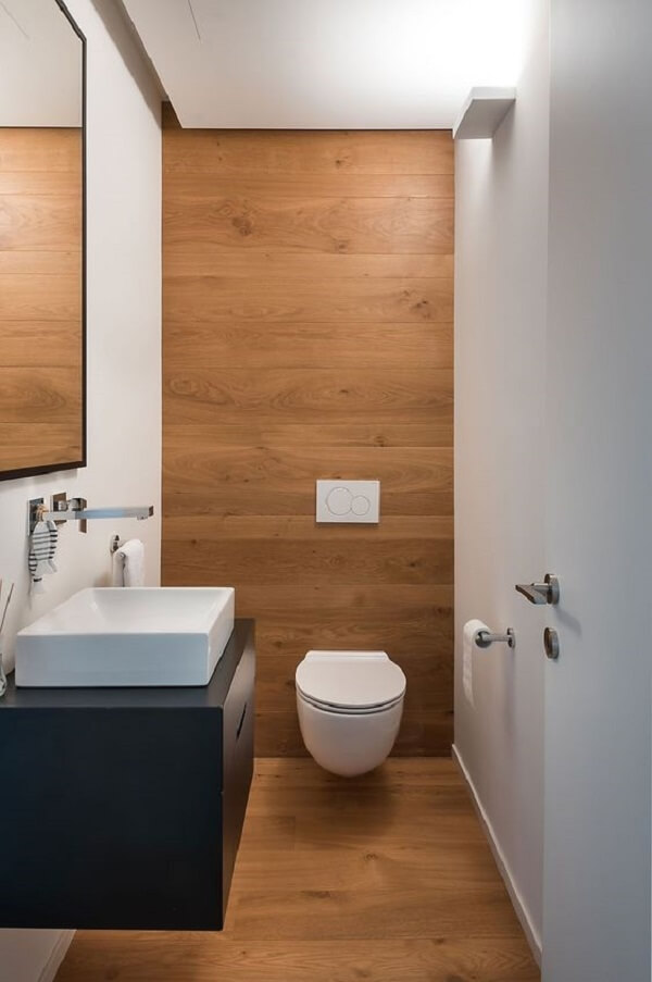 Porta de madeira para banheiro pequeno e elegante