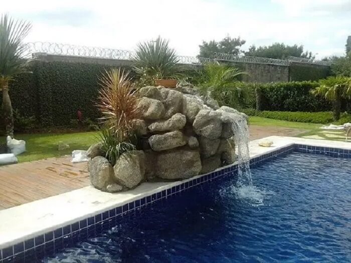 Projeto de cascata para piscina feita de pedra. 