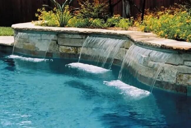 Projeto de cascatas de pedras naturais para piscina.