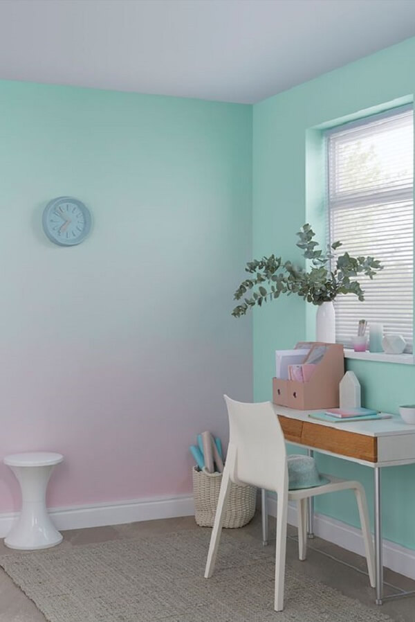 Quarto verde água com detalhes em rosa no papel de parede