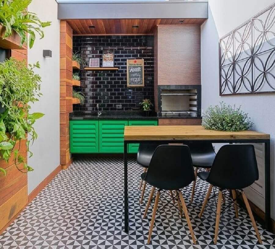 Revestimento preto para cantinho do churrasco decorado com gabinete verde Foto Casulo Arquitetura e Design