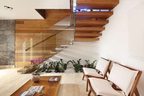 Sala com jardim embaixo da escada