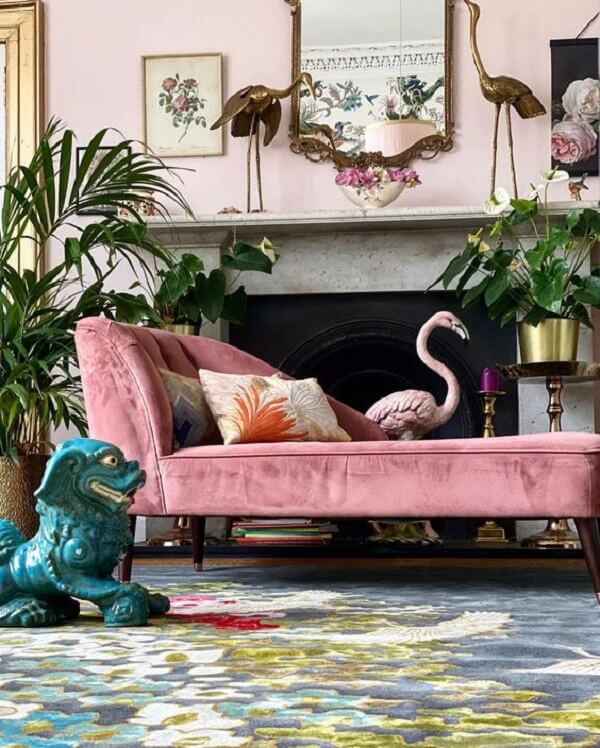 Sala criativa com poltrona chaise longue cor de rosa