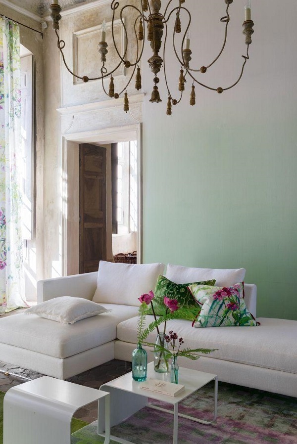 Sala de estar com papel de parede verde água