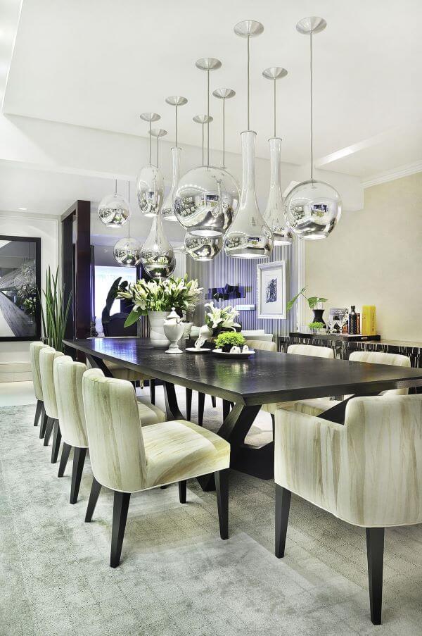 Sala de jantar com luminária prata