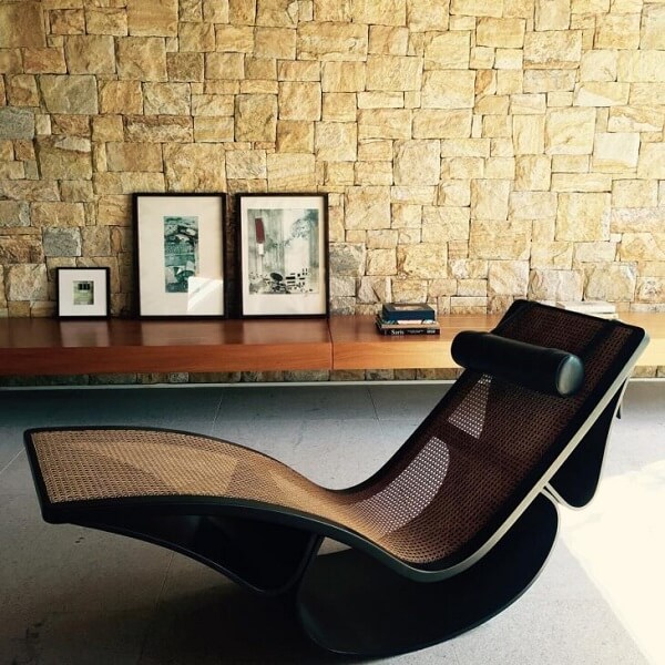 Sala moderna com chaise longue de madeira