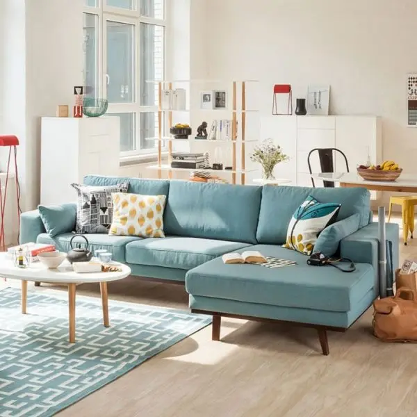 Sala moderna com sofá pé palito com chaise