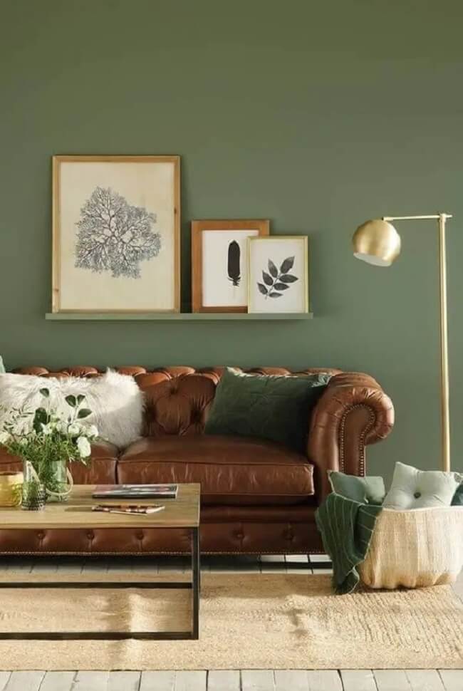 Sala verde com sofá capitonê de couro