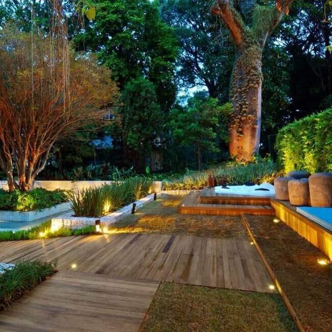 Se a área externa for grande use a abuse de um lindo projeto com luz de jardim. Fonte: Daniel Nunes Paisagismo