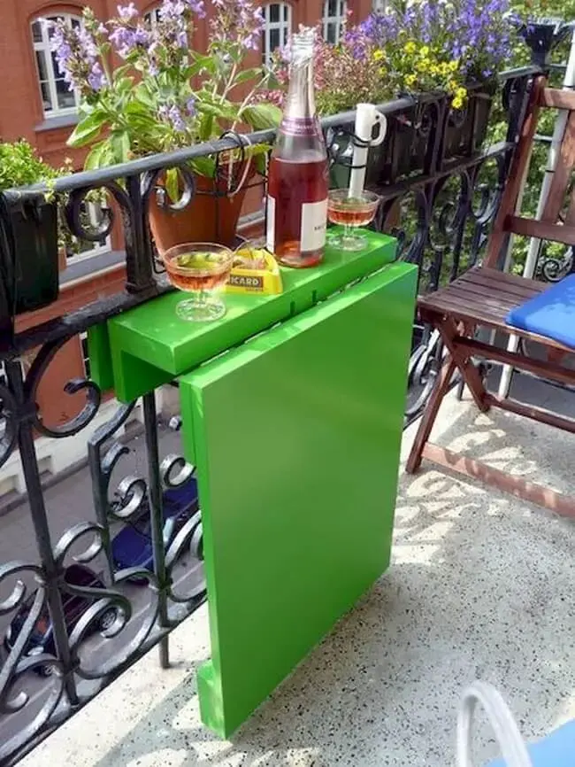 Varanda com mesa de parede dobrável verde