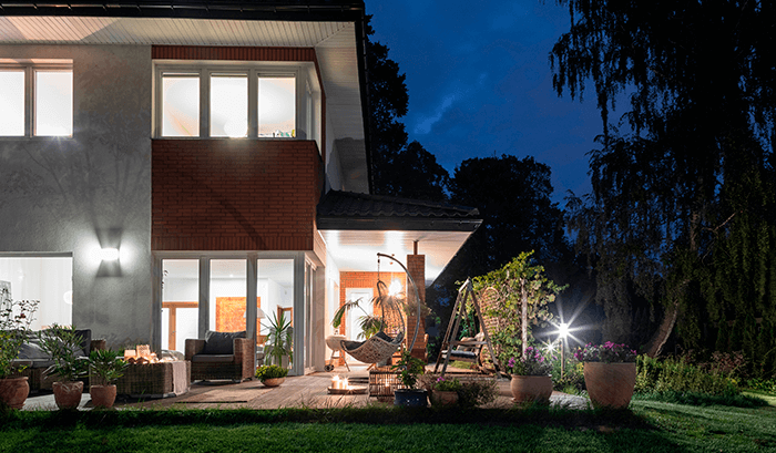 Luminária externa para casa com varanda e jardim