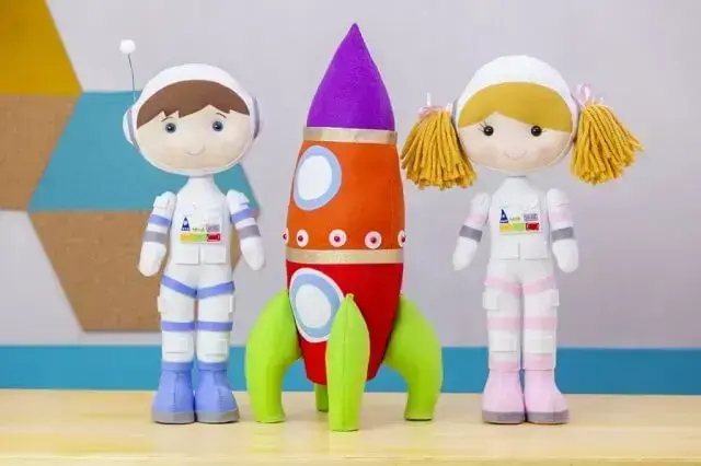Os astronautas não podem faltar na decoração do espaço. Fonte :Escola de Feltro
