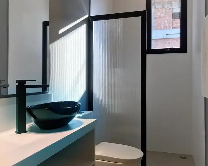 A cuba para banheiro pequeno em tom preto traz sofisticação ao décor. Fonte: Kogika Estúdio
