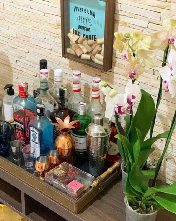 Aparador bar com orquídeas e bandeja decorativa