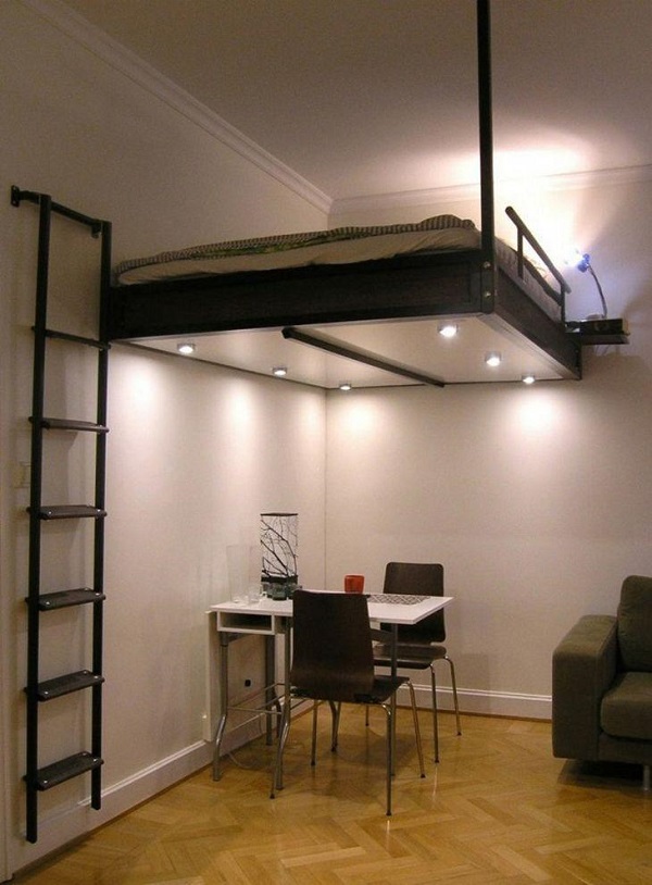 Apartamento pequeno com cama no alto iluminada