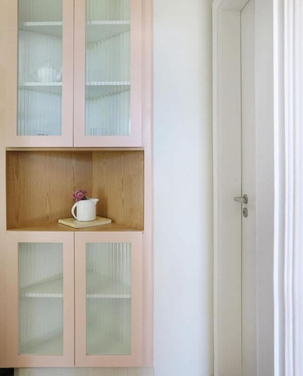 Armario cozinha com cristaleira de vidro cor de rosa na cozinha moderna