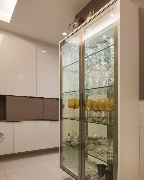 Armário de cozinha com cristaleira de vidro