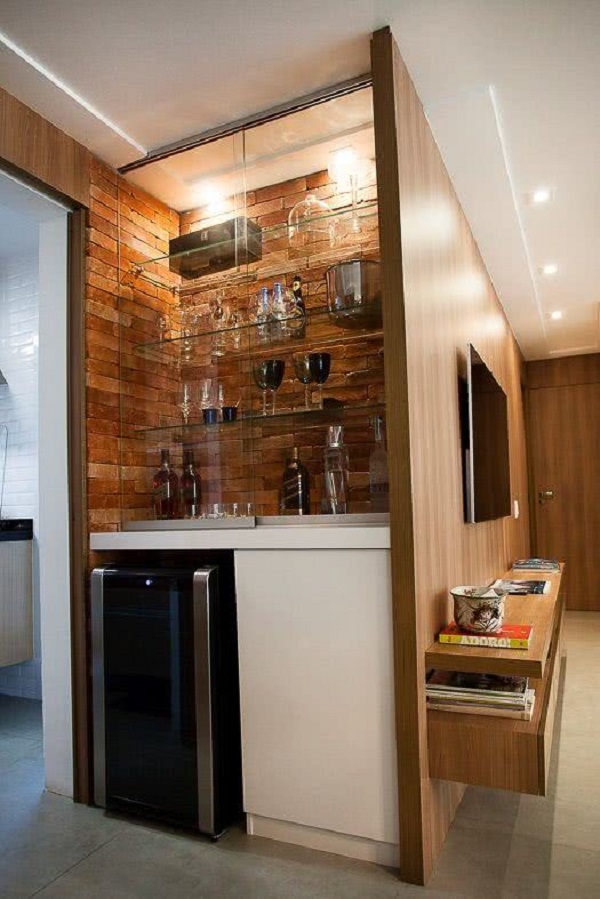Armário de cozinha com cristaleira de vidro e madeira