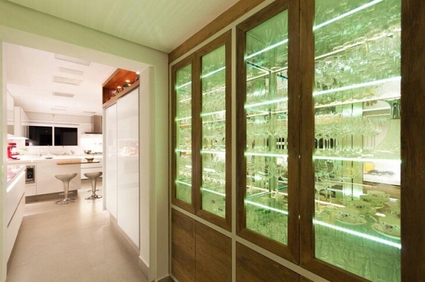 Armário de cozinha com cristaleira no corredor 