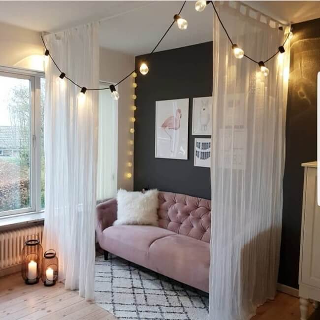 As cortinas e os cordões de luz ajudam na decoração apartamento studio e servem como divisória de ambientes. Fonte: Carina