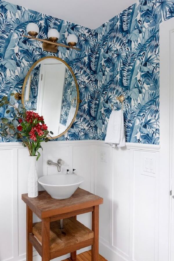 Banheiro clean com papel de parede folhagem. Fonte: Living After Midnite