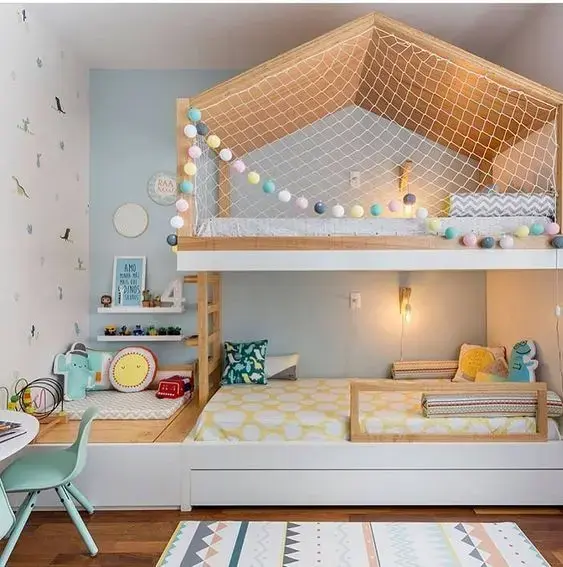 Beliche de madeira com camas diferentes para crianças