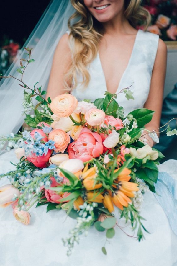 Buquê de flores coloridas para noiva