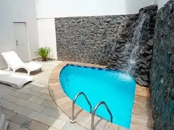 Cascata de pedra e piso para deck de piscina de pedras