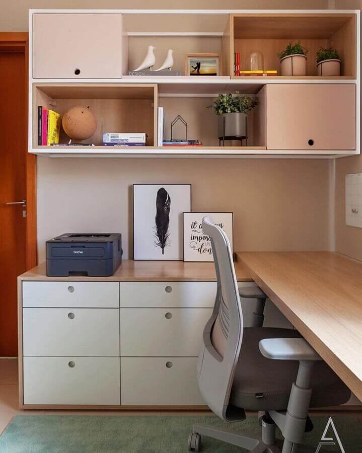 Cores claras para decoração com móveis planejados para home office Foto AMIS Arquitetura