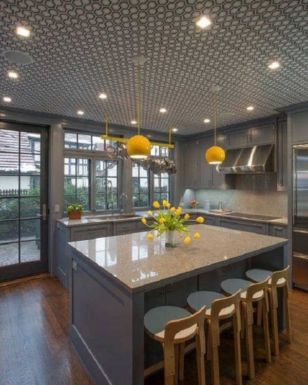 Cozinha cinza com papel de parede para teto e lustre amarelo