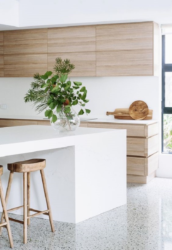 Cozinha de madeira com altura de bancada de cozinha e ilha gourmet de silestone branca