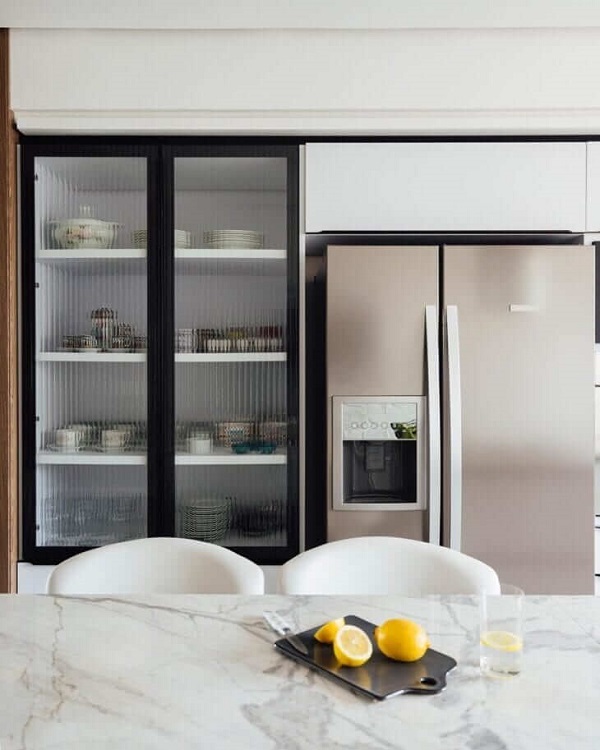 Cozinha moderna com armário de cozinha com cristaleira