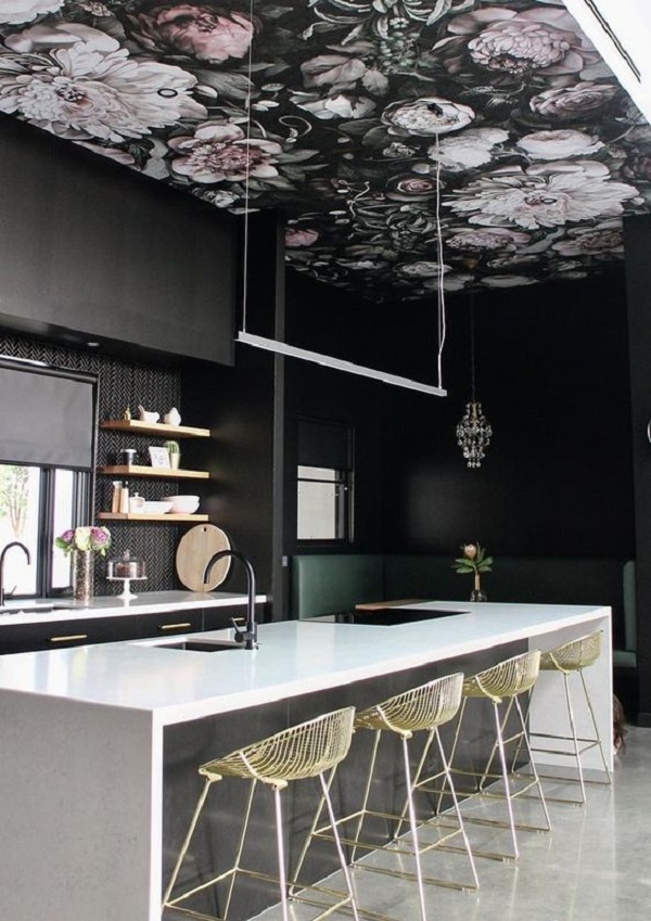 Cozinha preta com papel de parede para teto
