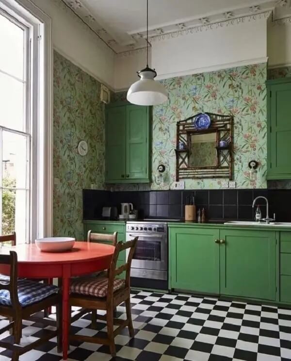 Cozinha retrô com papel de parede folhagem. Foto: Mud About The House