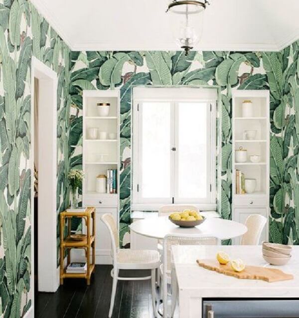 Cozinha tropical com papel de parede folhagem. Fonte: Real Simple