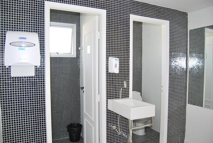 Cuba de parede para banheiro pequeno compartilhado. Fonte: Christiane Kizzy Fritzsons