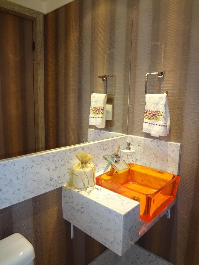 Cuba para banheiro pequeno com acabamento laranja. Fonte: Marli Rodrigues