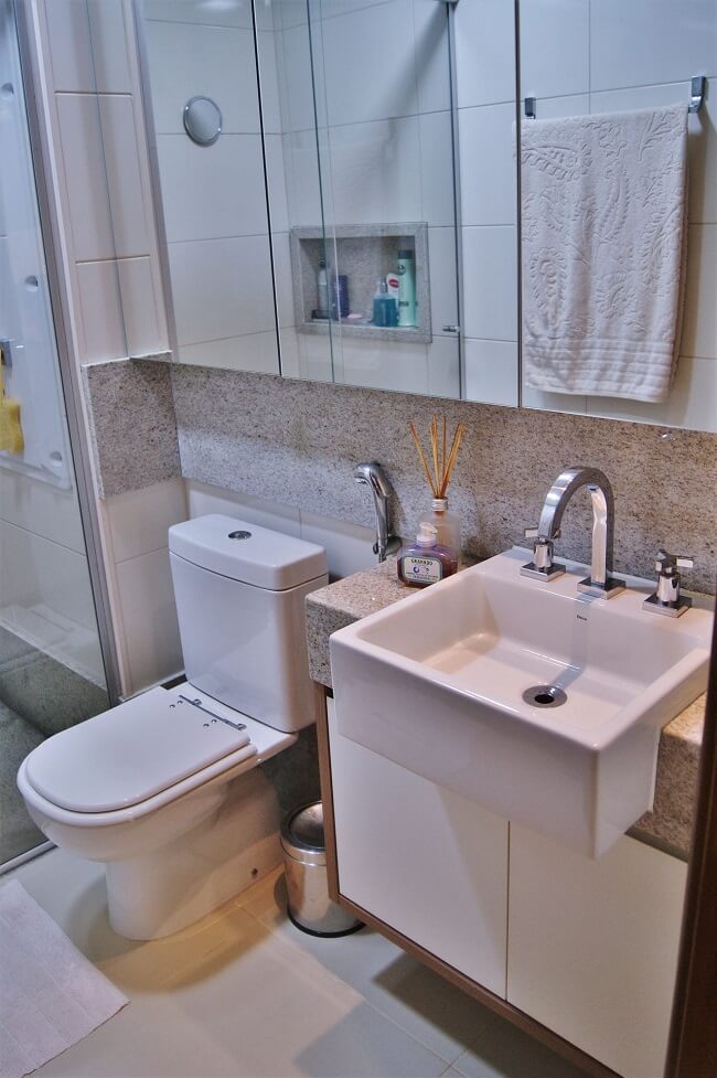Cuba para banheiro pequeno de semi encaixe e bancada em granito. Fonte: Priscila Fernandes Arquitetura