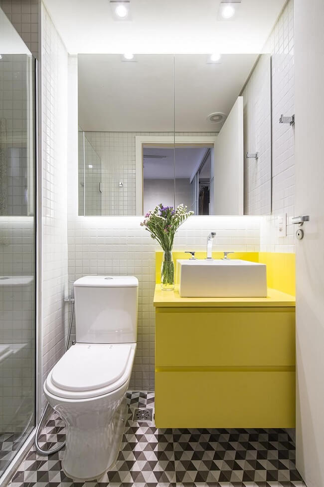Cuba para banheiro pequeno e armário amarelo. Fonte: Clarice Semerene