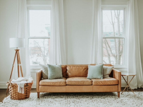 Decoração clean para sala branca com sofa de couro e abajur de chão