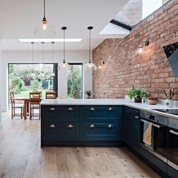 Decoração com armário de cozinha retro azul e altura de bancada de cozinha branca
