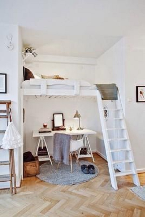 Decoração com cama no alto e escrivaninha embaixo