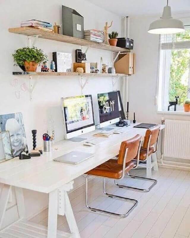 Decoração com móveis para home office com mesa compartilhada Foto Elum Designs